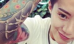 花臂男网红吃瓜